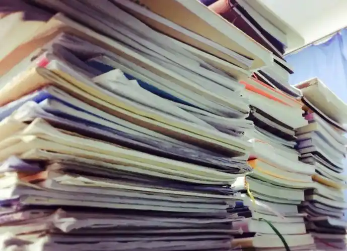 堆在讲桌上的作业本