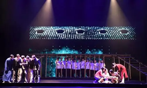 感动话剧红岩魂震撼上演省海中学子重塑红色经典