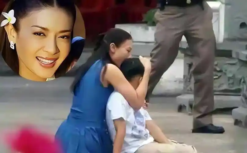 西拉米时尚犹存,五官和身材几乎没有任何变化,难怪可以被玛哈国王念念