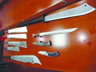 警方缴获的砍刀等凶器.