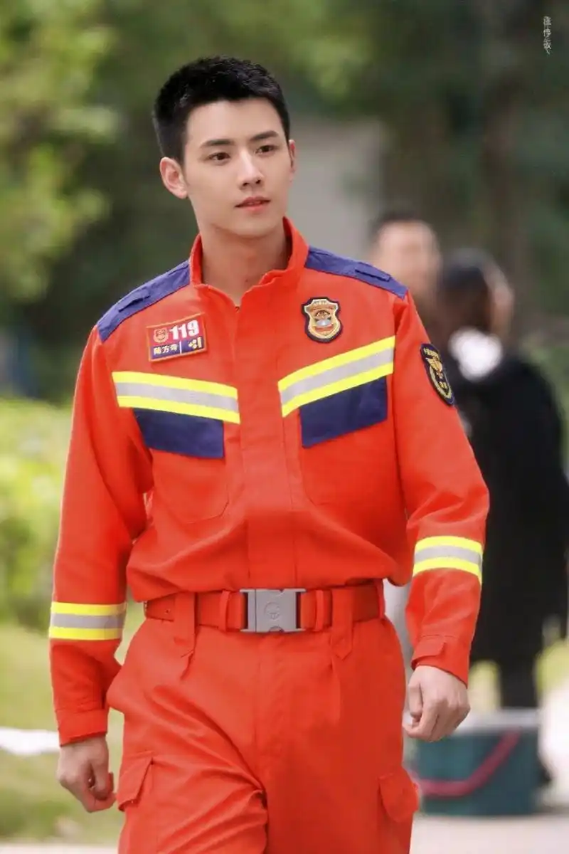 任豪这气质真的太正了 消防员豪太帅了天啊 穿上制服整个就是顶天了