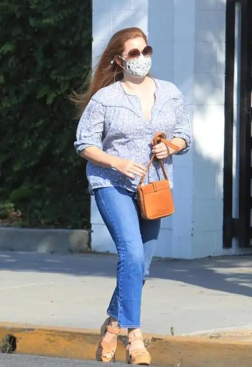 太美了!艾米·亚当斯在贝弗利外出新街拍,秀发随风飘扬!