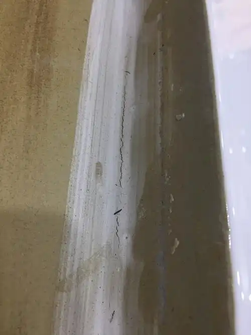 刚刚买的陶瓷洗衣面盆,底部侧面有裂纹,我觉得是质量问题.