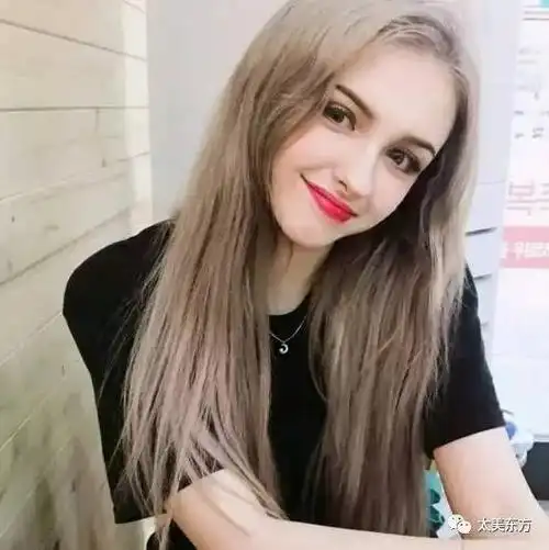 乌兹别克斯坦的小美女,长相十分甜美,眼睛大而清澈,非常迷人.