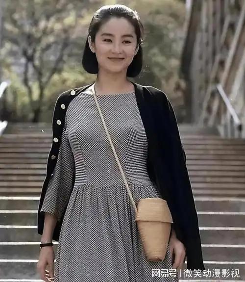 66岁林青霞瘦了后逆生长! 穿印花开衫随性又时髦, 美过同龄人