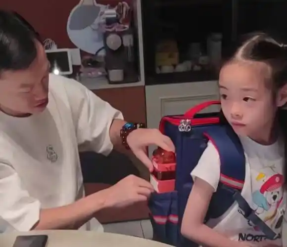 杨威女儿上学,双胞胎姐妹长相身高大不同,豪宅内部结构曝光_杨阳洋