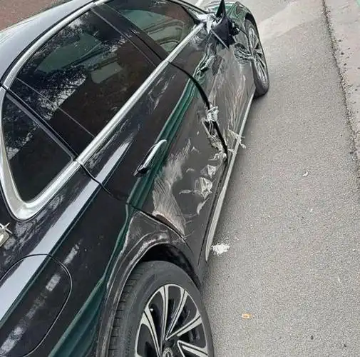 男子高速犯困开智能驾驶出事故!近60万的奔驰毁坏严重,引发热议