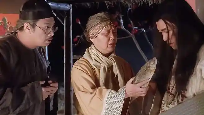 九品芝麻官:老妈拿出尚方宝剑,谁知却是条咸鱼,星爷顿时无语-影视综