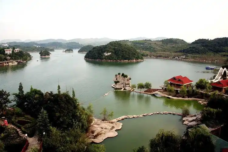 巴南区旅游景点推荐 巴南区位于重庆市南部,是一个充满自然美景和人文