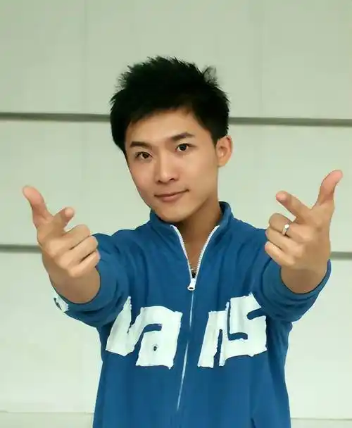 原创2015年央视最帅主持人边策因涉d坠楼身亡去世前还和母亲通话