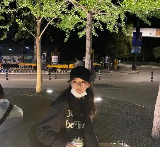 李嫣成捧红闺蜜第一人周巴黎穿大t玩性感秀剧本有望进娱乐圈