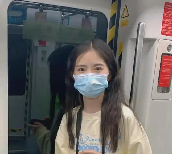 今天在地铁认识一个女程序员,在外包公司工作三年,只赔偿4000