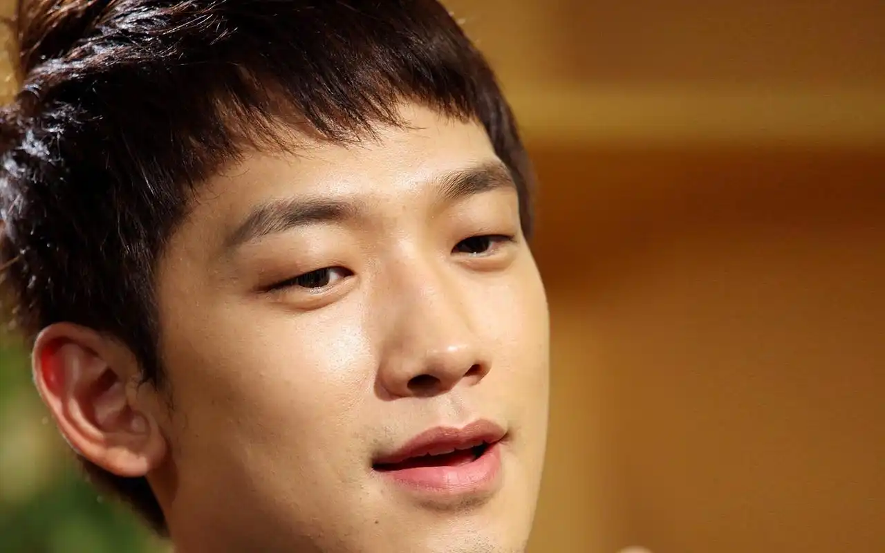 rain拥有清秀细致的外貌,兼具阳光少年及忧郁小生的双重特质