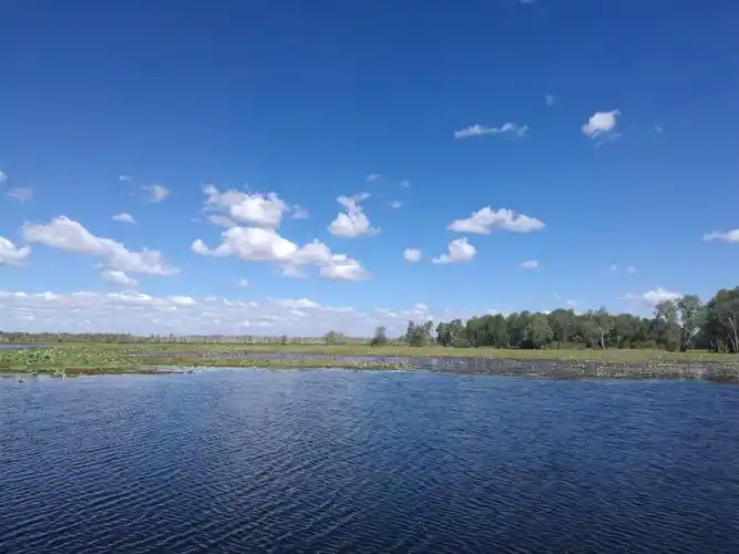 河面非常宁静,波光粼粼