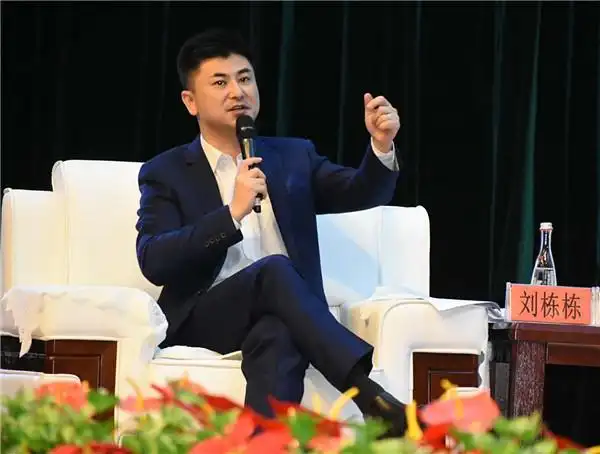 中央电视台主持人刘栋栋担任现场主持