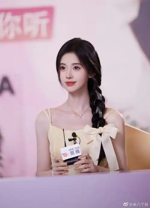 赵露思鞠婧祎直播状态