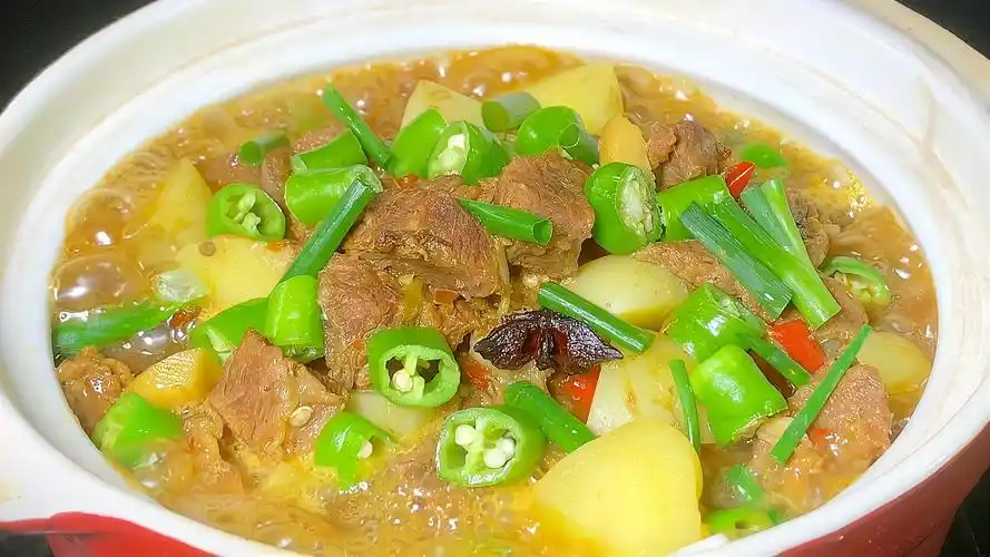 牛肉里加马铃薯和油豆腐,这个简单的牛肉锅仔,实在太香了