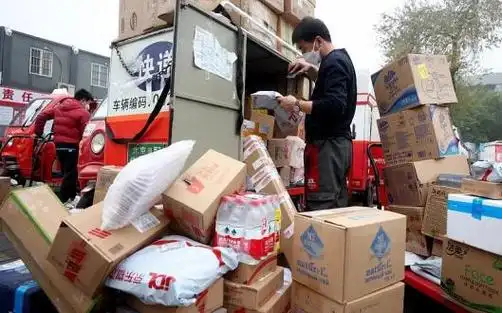 春节不打烊下的快递小哥:努力赚钱,向上生活_澎湃号