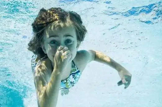 防止关节部位快速老化,反复的训练游泳憋气,还能锻炼身体的协调性和