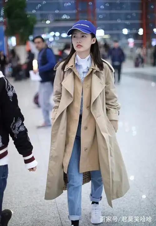 李沁素颜身穿卡其色风衣现身机场,网友:脸部表情怪怪的?