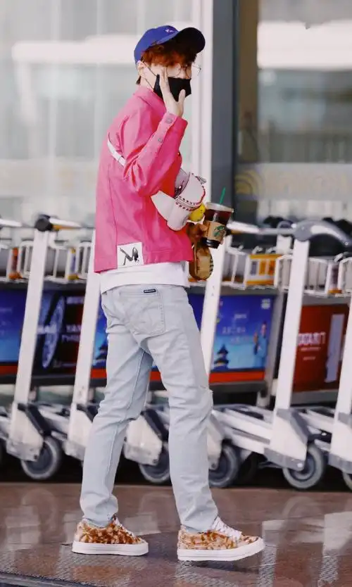 张艺兴粉色外套搭配浅色牛仔裤,清新帅气__凤凰网