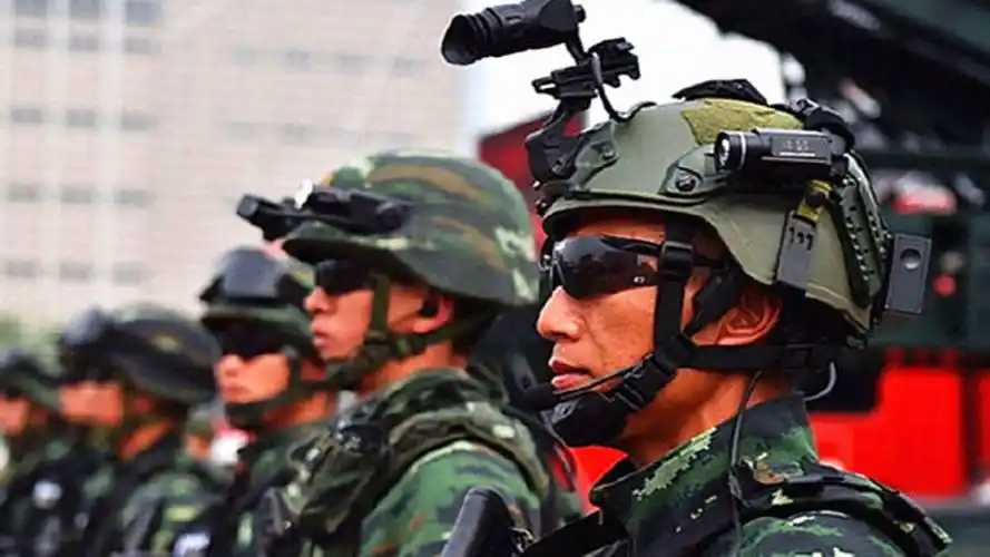 我国展示一款新式头盔,风格独树一帜,更适合现代化作战模式