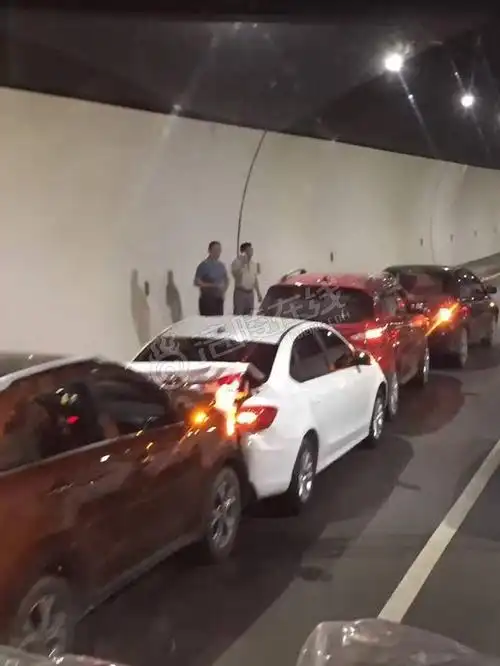 涪陵沙溪隧道发生严重车祸,5车连撞!