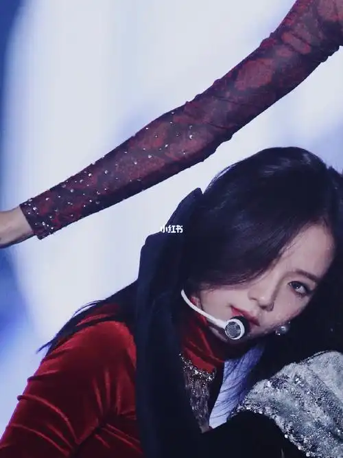 一袭红衣五国热搜jisoo名场面