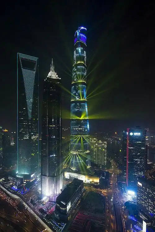 网上曾有专业摄影拍摄的上海中心灯光夜景,都是从高处拍摄的,我就没有