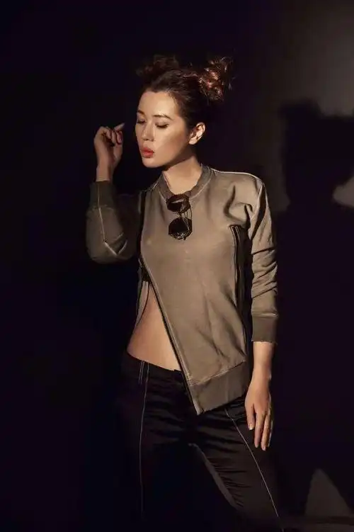 "厚嘴唇"也能美,43余男穿"塑料裙"秀好身材,戴墨镜撞脸朱莉