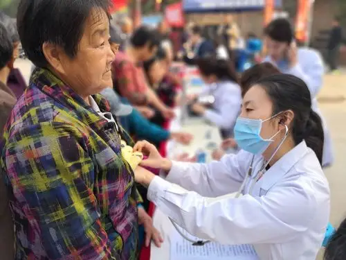 内科刘琳医生为一名群众进行心脏听诊