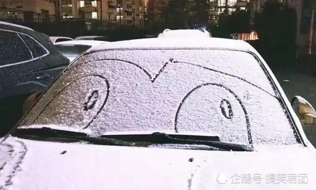 哈哈,下雪天下班回家,挺尴尬的哈,骑起车来车轱辘都打飘.