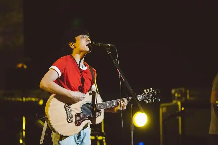 去看赵雷的演唱会大概是这个冬天最温暖的事了