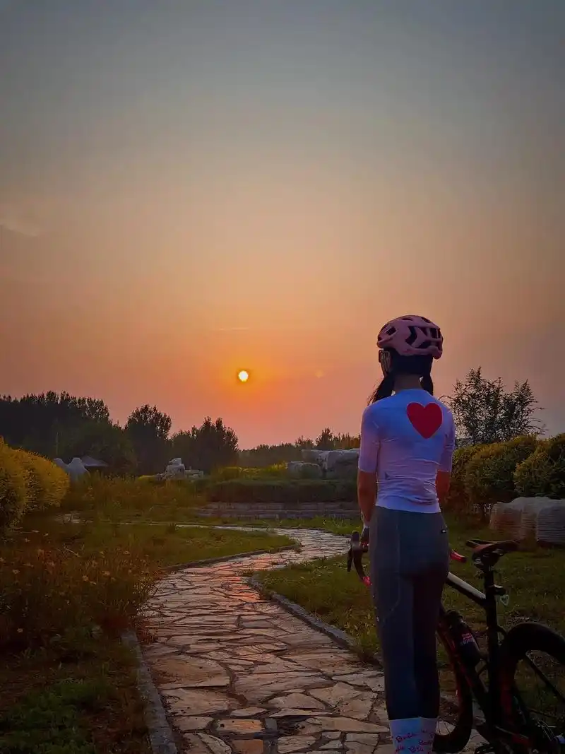 落日黄昏,就像永远都爱着这个世界…永远都要相信,你和晚霞一样耀眼