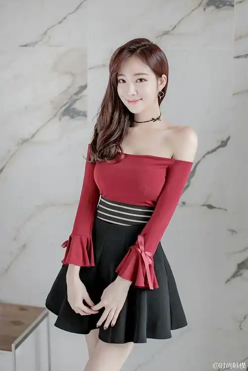 酒红露肩性感妩媚小美女写真图片