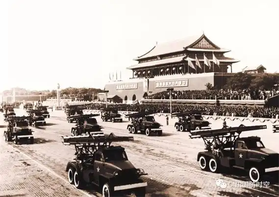 1953年国庆阅兵喀秋莎火箭炮闪亮登场