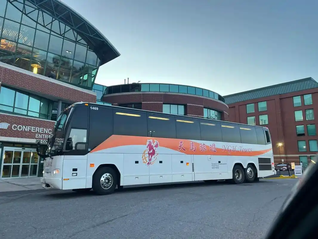 在渥太华看见天马旅游的旅游巴,下来乌央乌央的团队游客.
