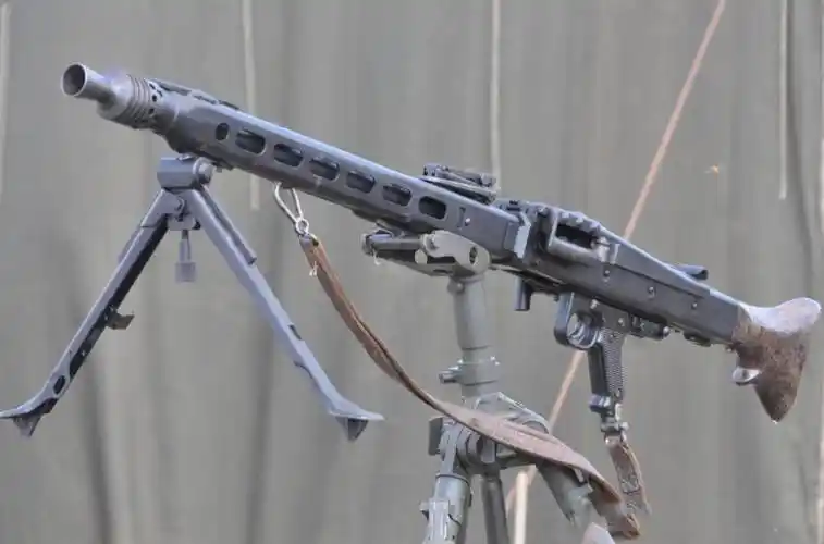 "元老级"的机枪鼻祖,当年最强悍的通用机枪mg42,它有多出名?