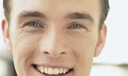 一,鱼尾纹非常乱鱼尾纹处为面相学的"夫妻宫"位,这个部位在面相中代表