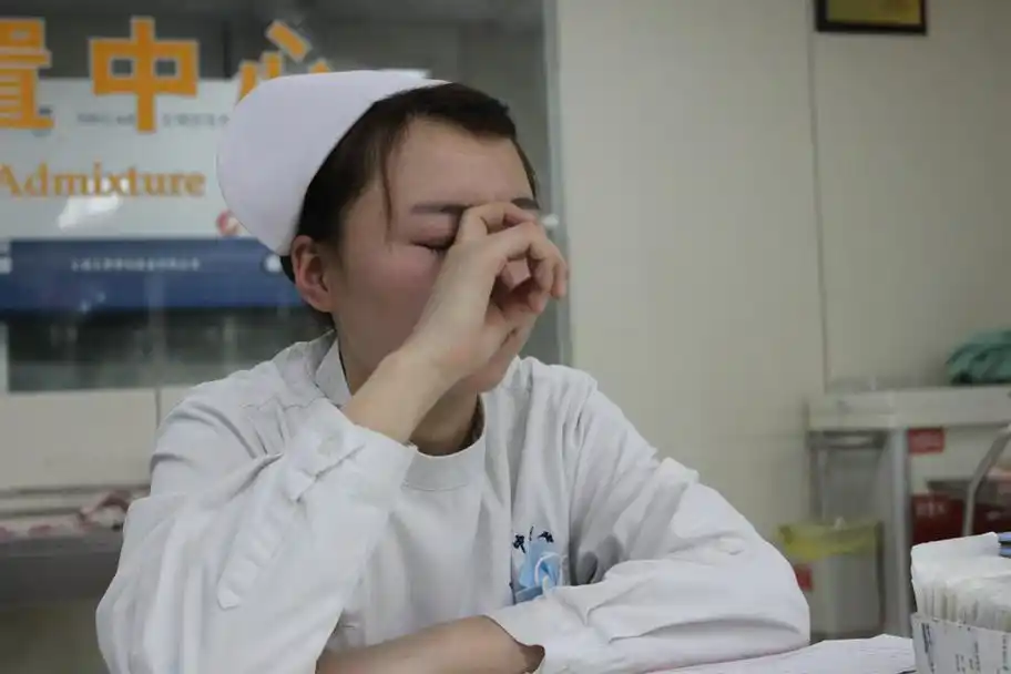 直击一名通宵值夜班的护士,时常累倒在站台_工作