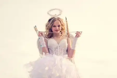 一个美丽的年轻人,金发卷发,弓和箭作为丘比特情人节.