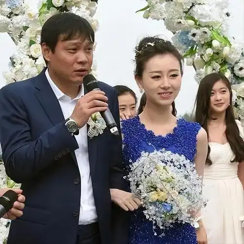 足坛巨星范志毅三婚娶小17岁演员一婚空姐前妻揭离婚原因
