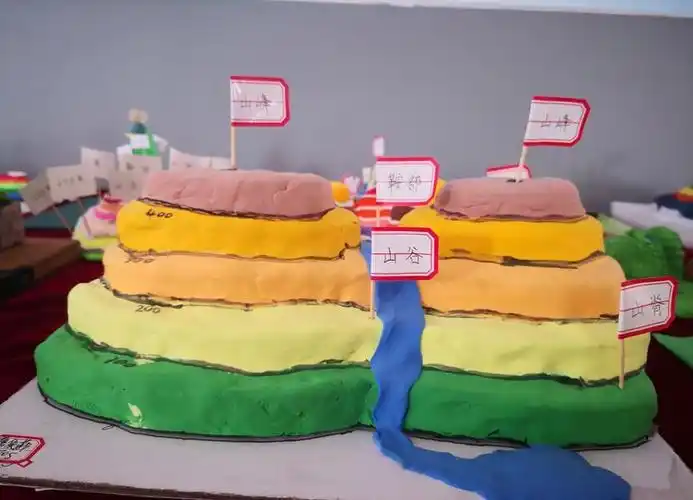 "小制作 大地理"模型制作指尖上的地图