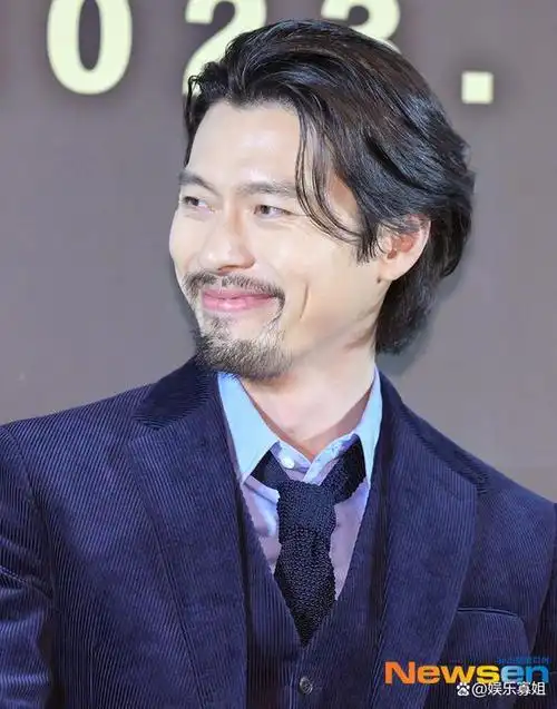 一身西装造型,胡子造型真的很让人惊讶,络腮胡加大背头,跟以往的绅士