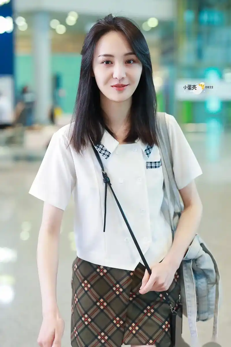 郑爽最近频繁营业,这组机场街拍看得出郑爽瘦的可怕,腿还是那么细,要