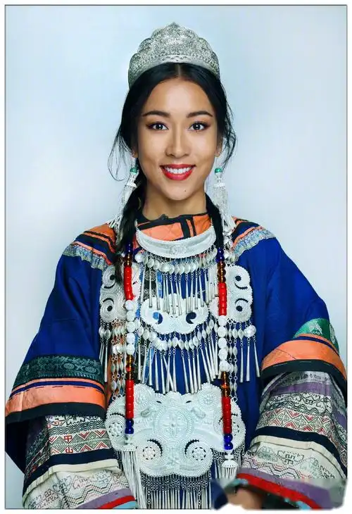 女生穿民族服有多美,实名安利吉克隽逸,穿上彝族服装的她,美的像仙女.