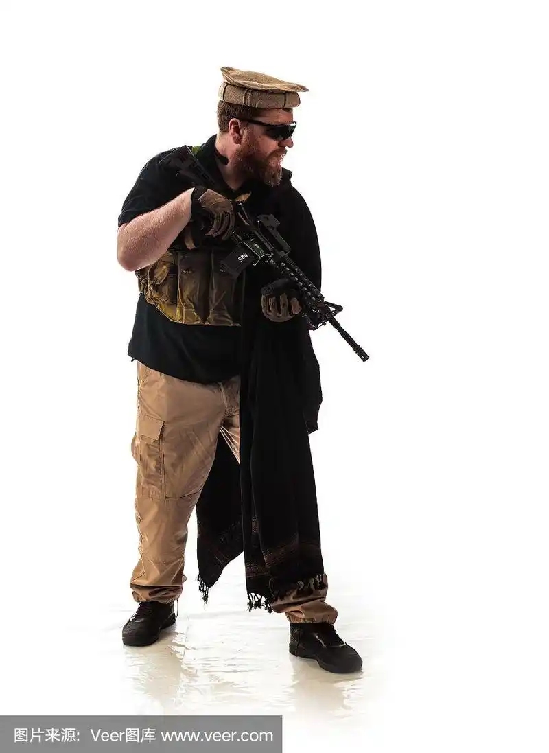 一名身穿军事服装的中情局特工,类似于战士圣战者的服装,在现代的白色
