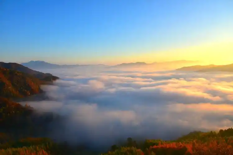 紫气东来,祥云飞扬.对焦构图,老夫正忙. 脚踏祥云,拍摄美景.