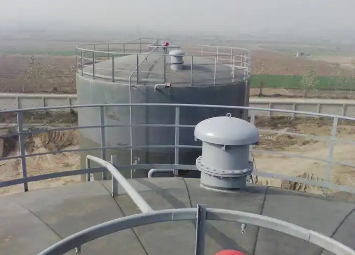 p>内浮顶储罐是在其内部轴心线上安装一轴,以其剖面大小置放一个由