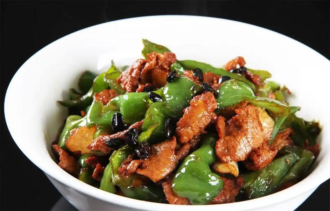 辣椒炒肉 这道色香味俱全的菜肴,是湖南人每家每户必吃的招牌"土菜"